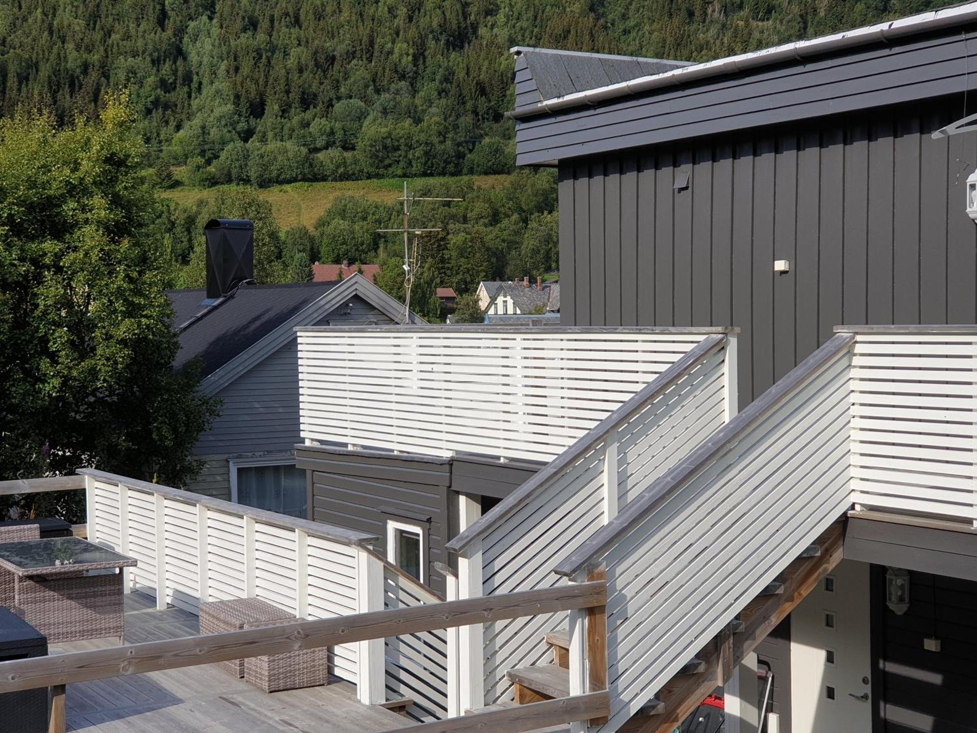 Lyngen Apartments Lyngseidet Exterior photo