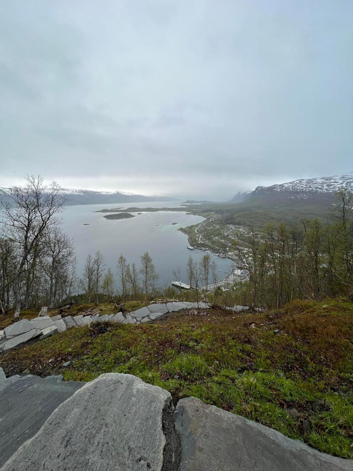 Lyngen Apartments Lyngseidet Exterior photo
